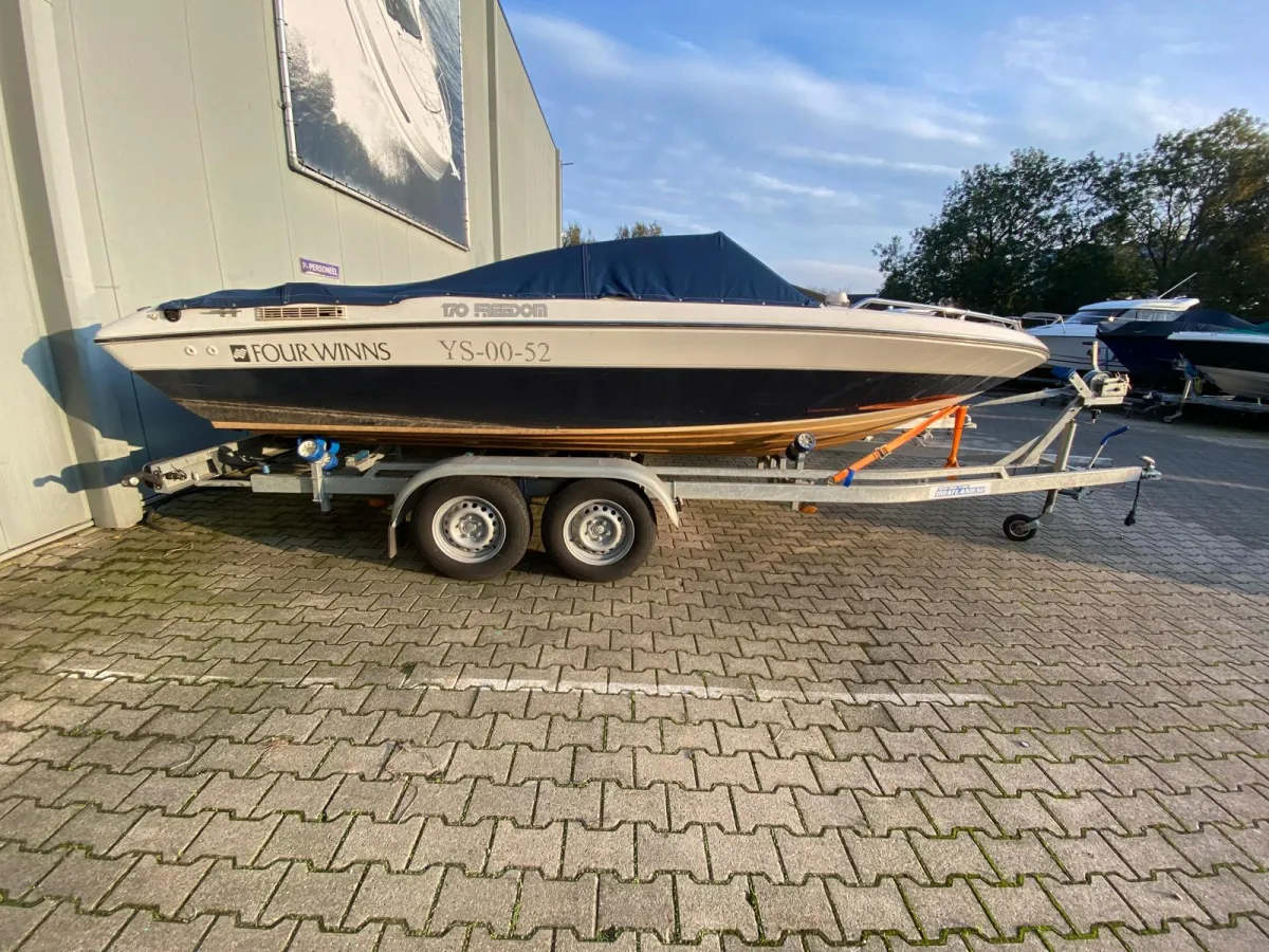 Polyester Speedboot Four Winns 170 Freedom