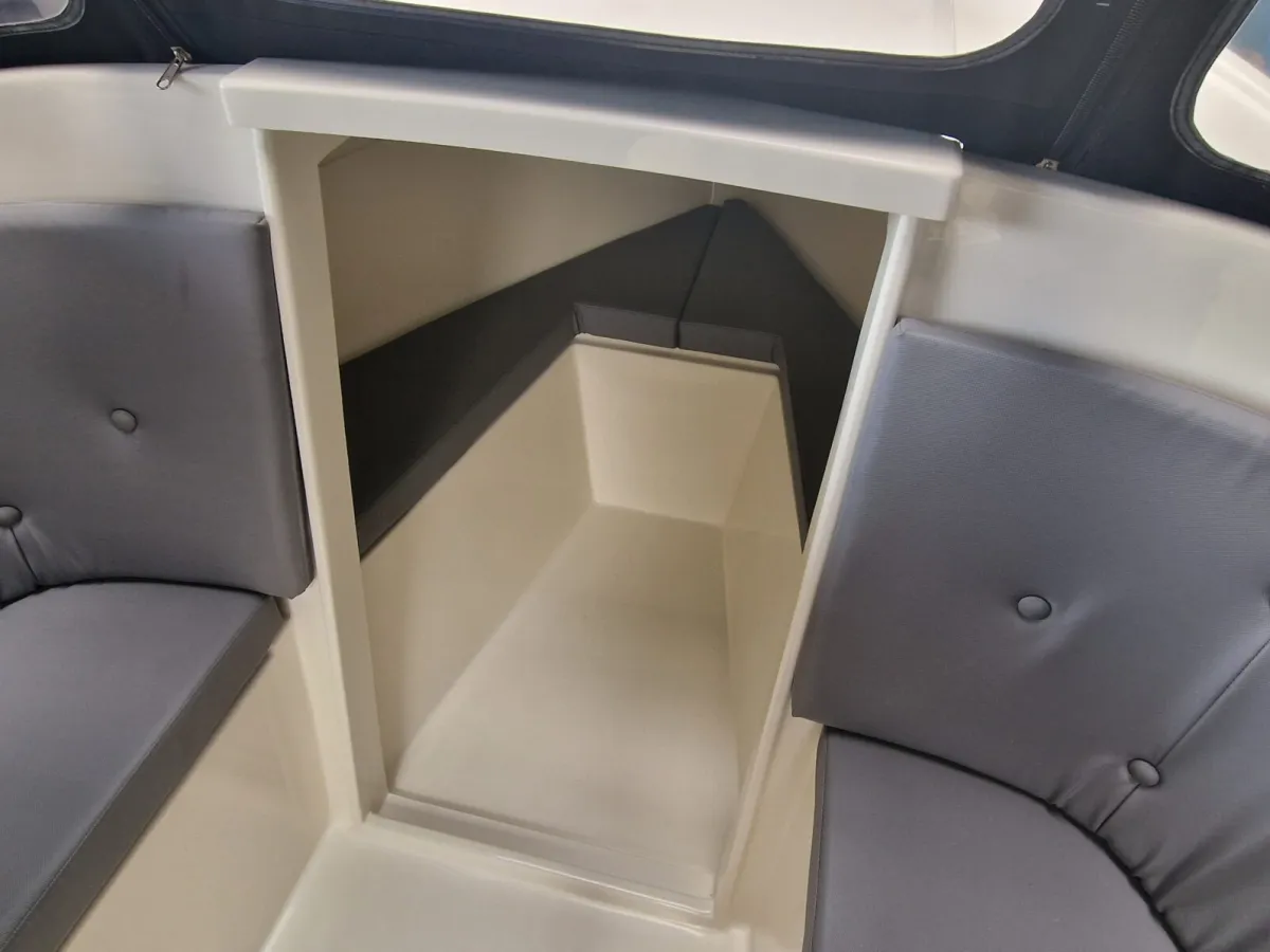 Polyester Sloep Wato 700