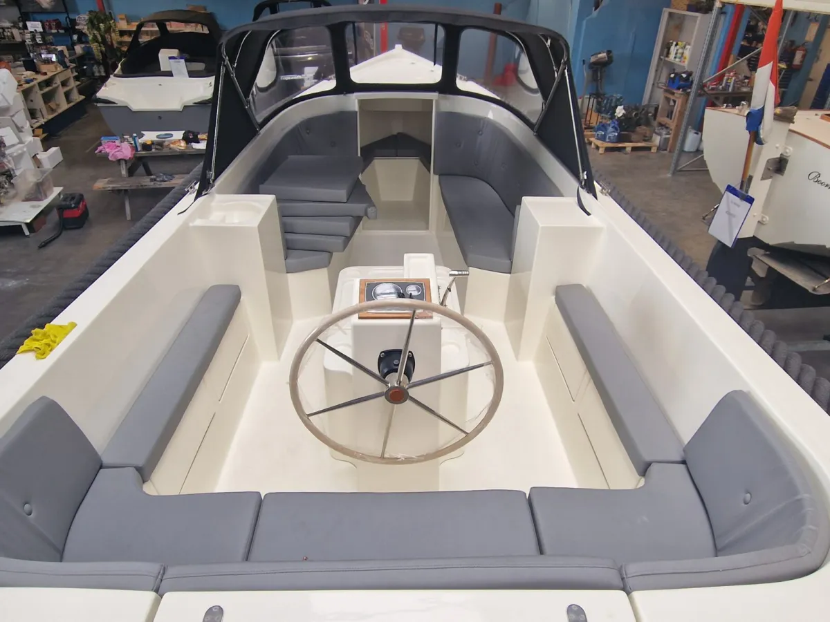 Polyester Sloep Wato 700