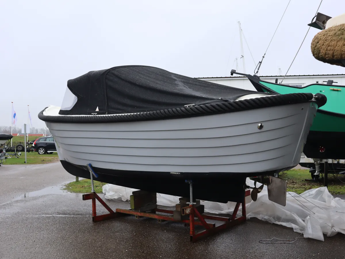 Polyester Sloop Wato 700