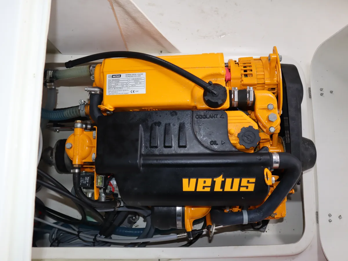 Polyester Sloop Wato 700