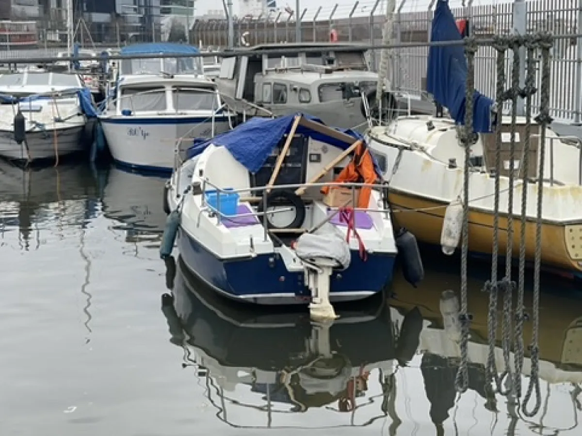 Polyester Budgetboat Cabin sailboat 700