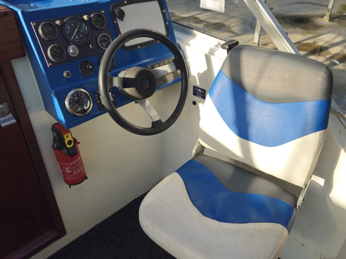 Polyester Motorboat Fairline 21 Weekender