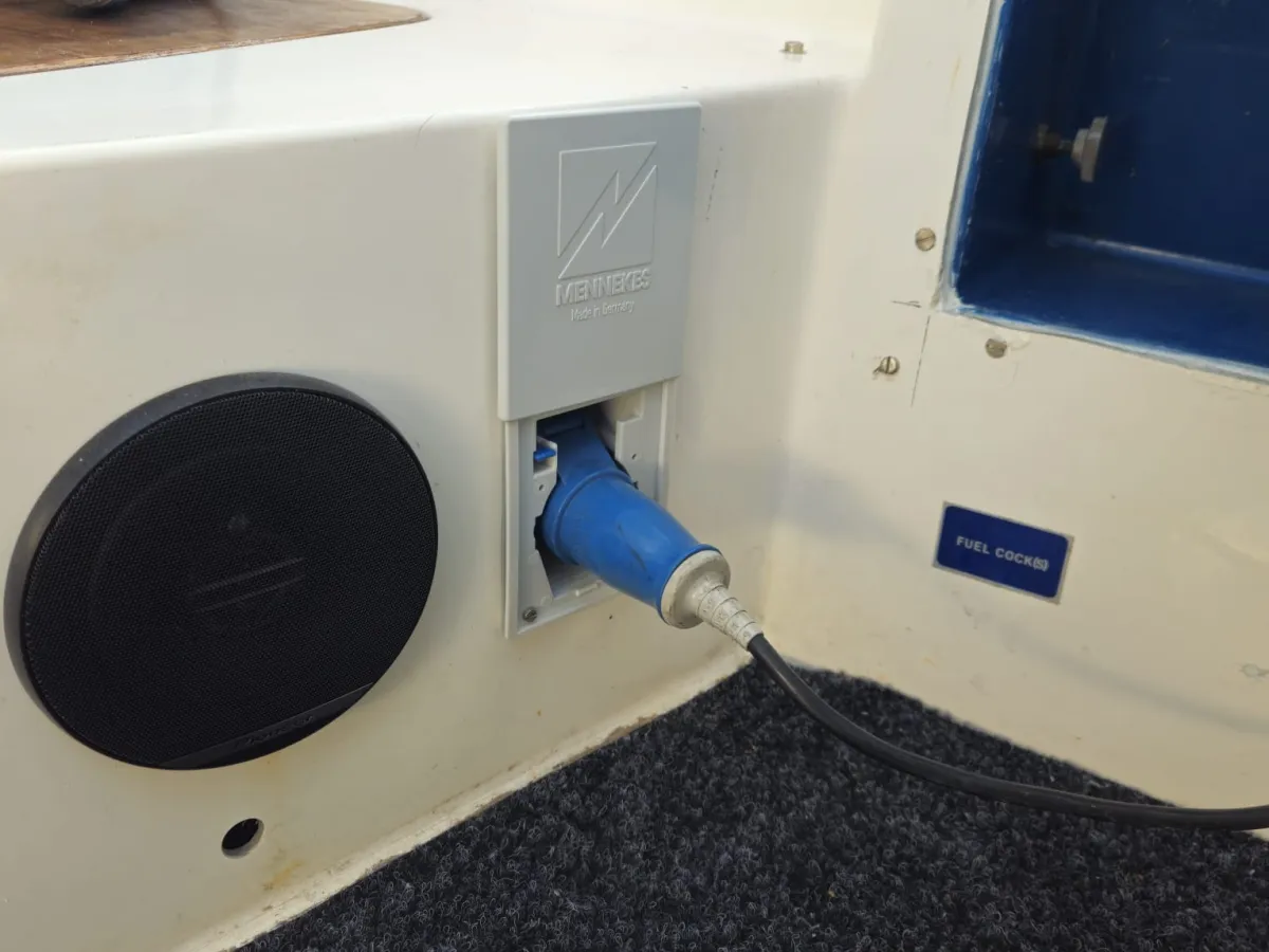 Polyester Motorboat Fairline 21 Weekender