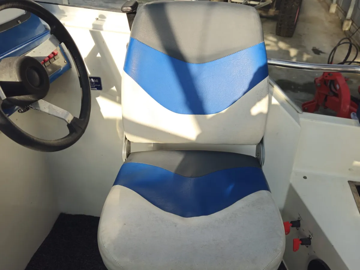 Polyester Motorboat Fairline 21 Weekender