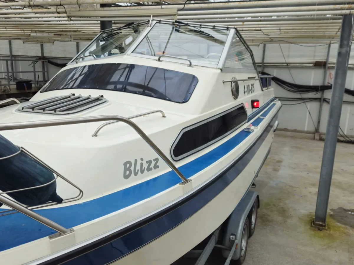 Polyester Motorboat Fairline 21 Weekender