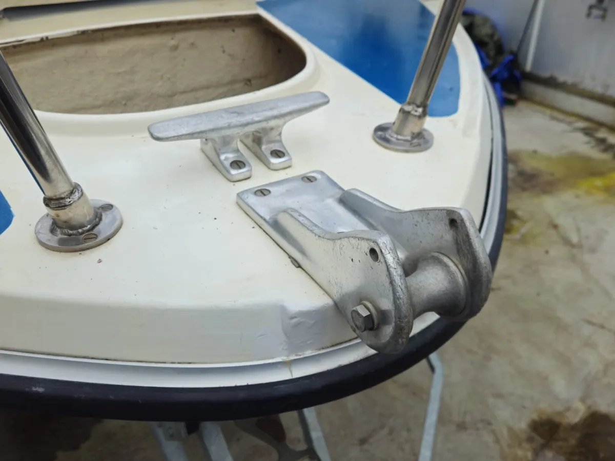 Polyester Motorboat Fairline 21 Weekender