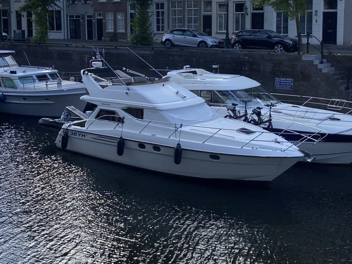 Polyester Motorboot Princess 360 Flybridge