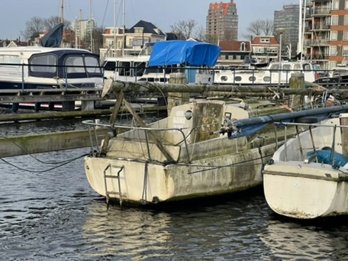 Polyester Budgetboat Cabin sailboat 700