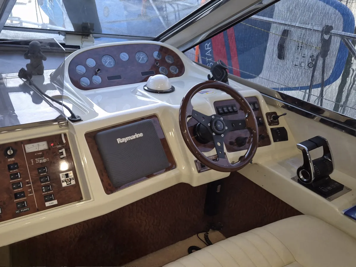 Anderes Material Motorboot Princess 380 Fly