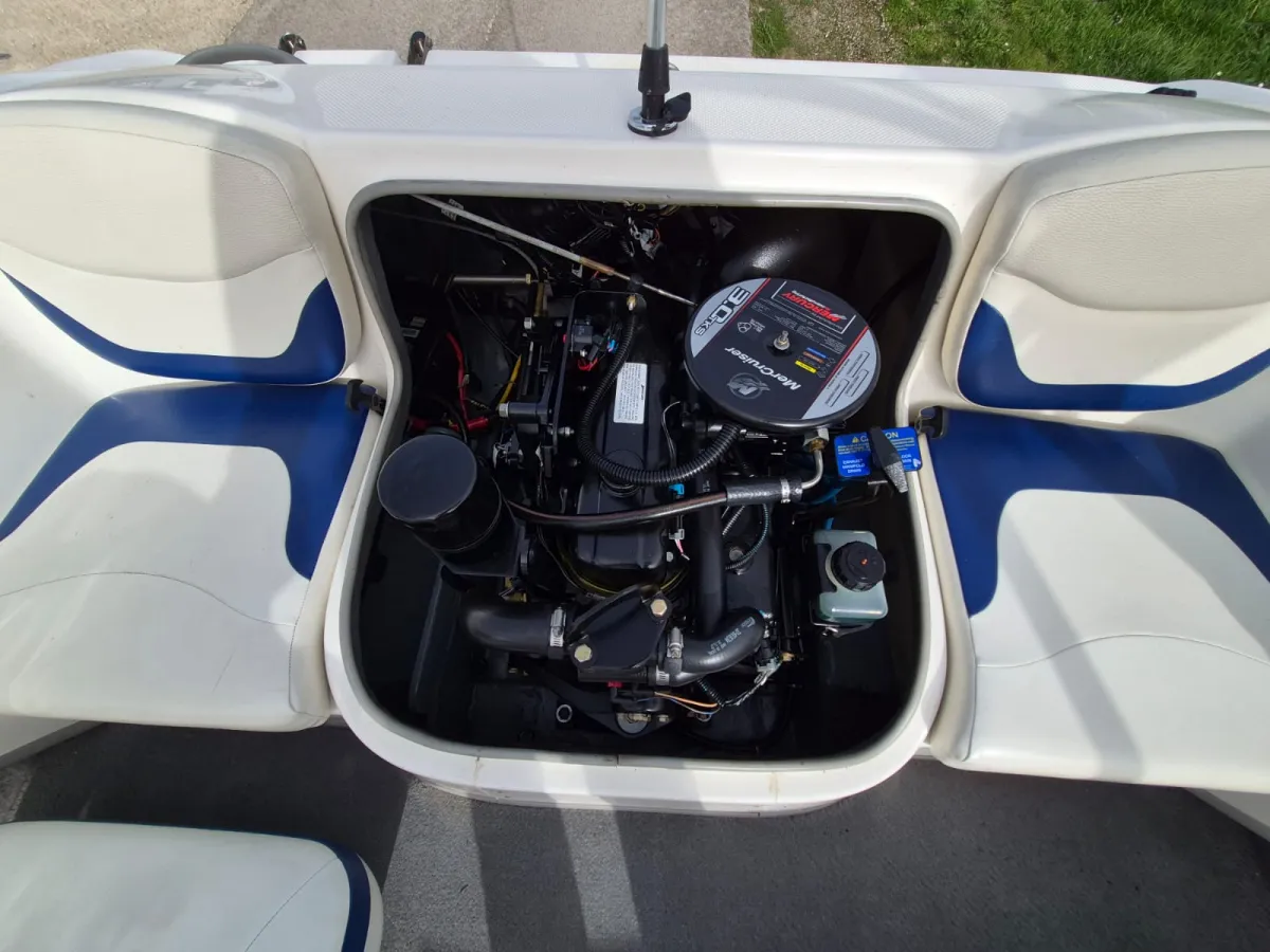 Polyester Motorboot Bayliner 175 XT