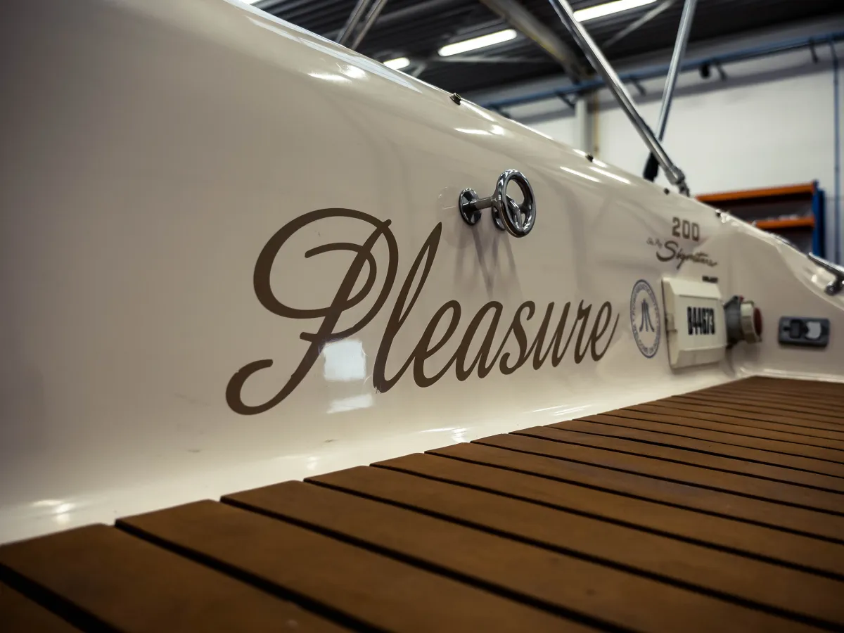 Polyester Motorboot Sea Ray 200 Signature