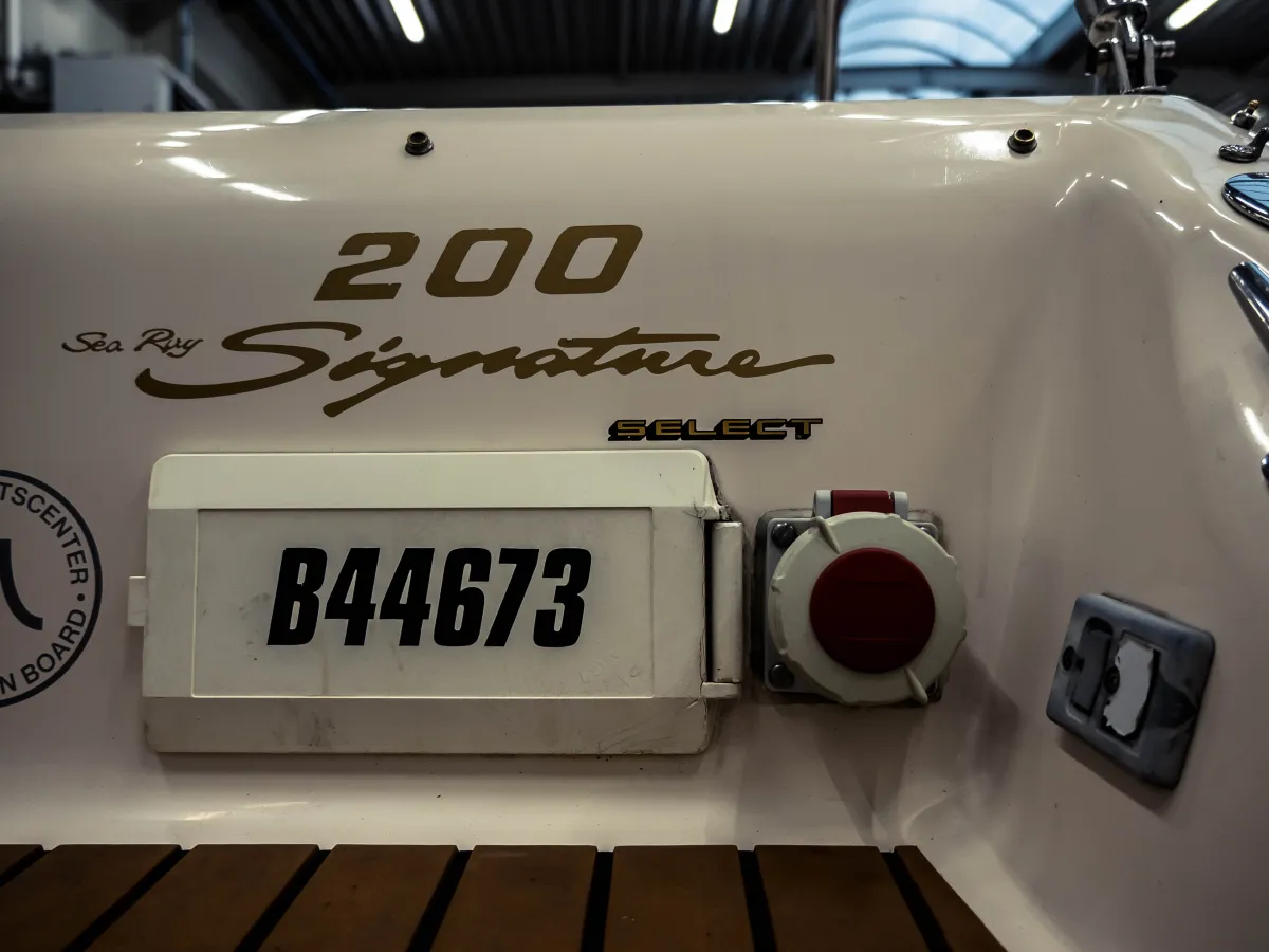 Polyester Motorboot Sea Ray 200 Signature