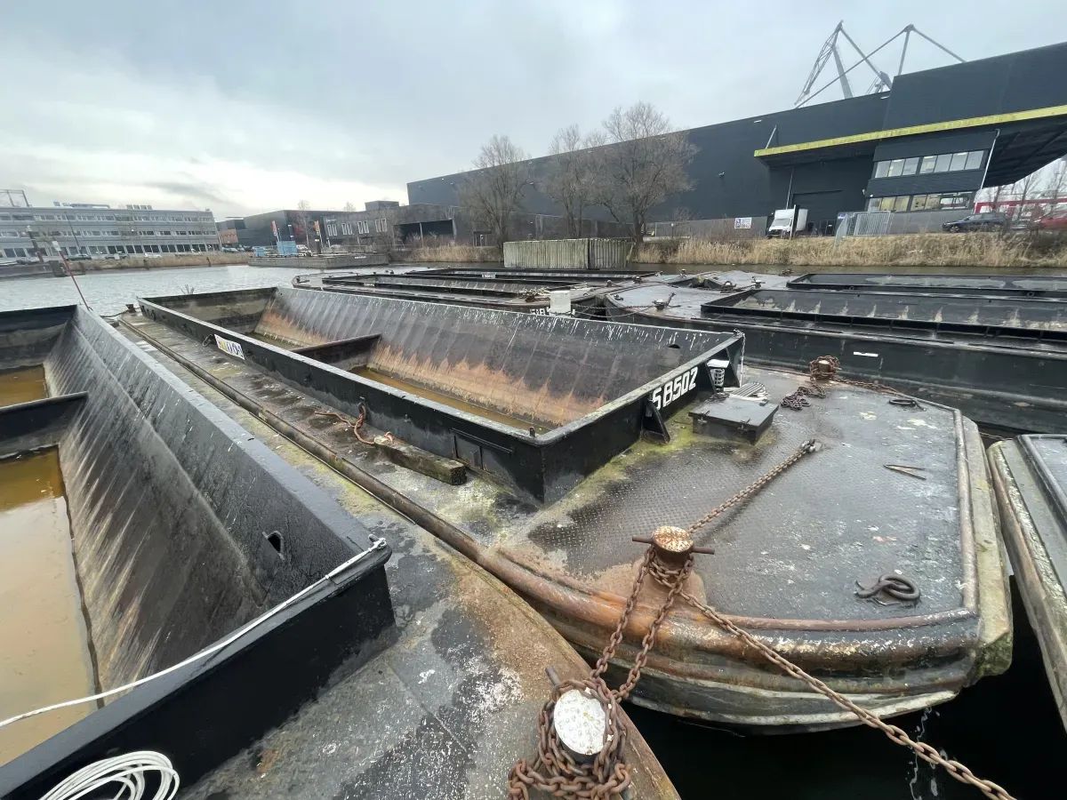 Vrachtduwbakken-barge