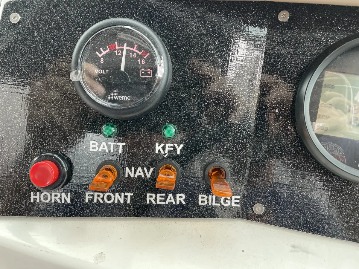 Polyester Speedboat Invader 500