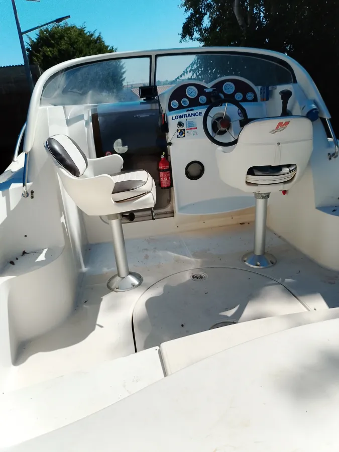 Polyester Motorboat Quicksilver 650 Cruiser