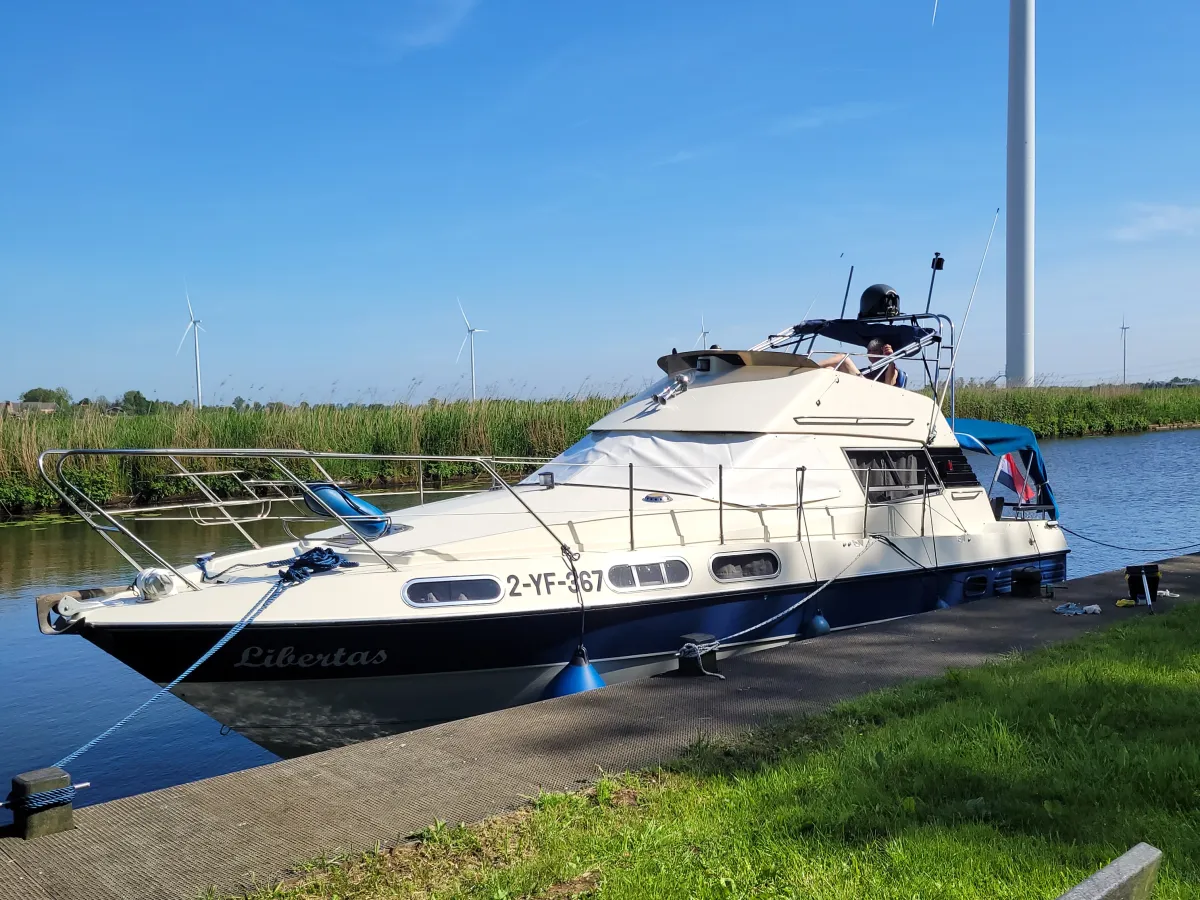 Polyester Bateau à moteur Sealine 305 fly