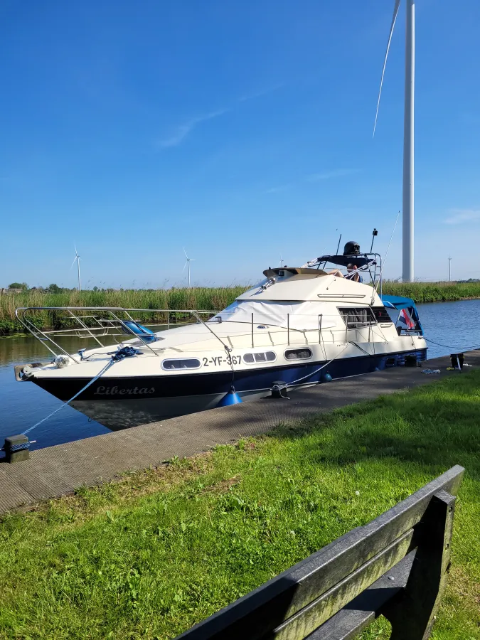 Polyester Bateau à moteur Sealine 305 fly