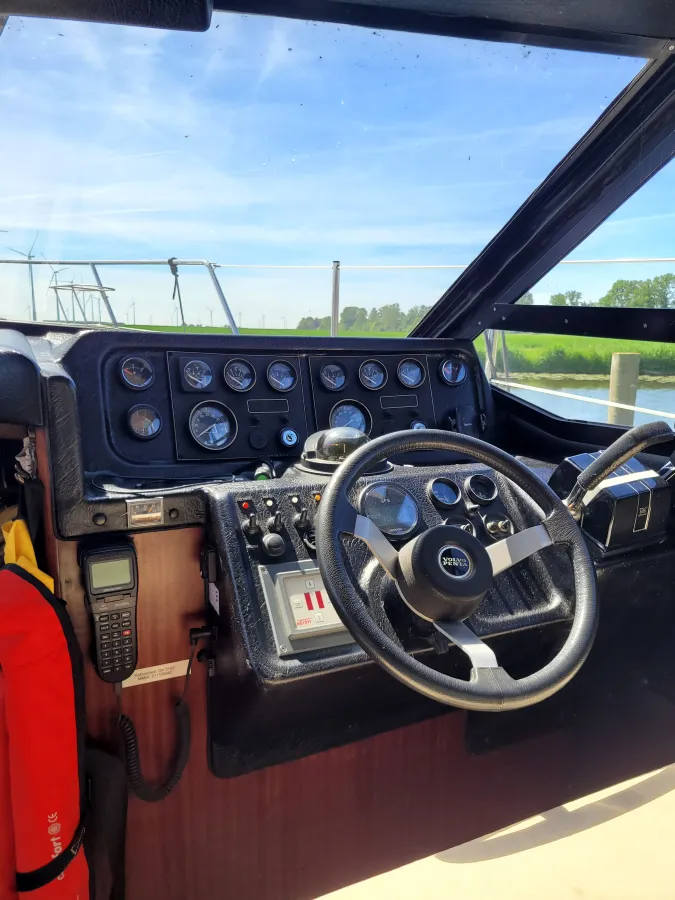 Polyester Bateau à moteur Sealine 305 fly