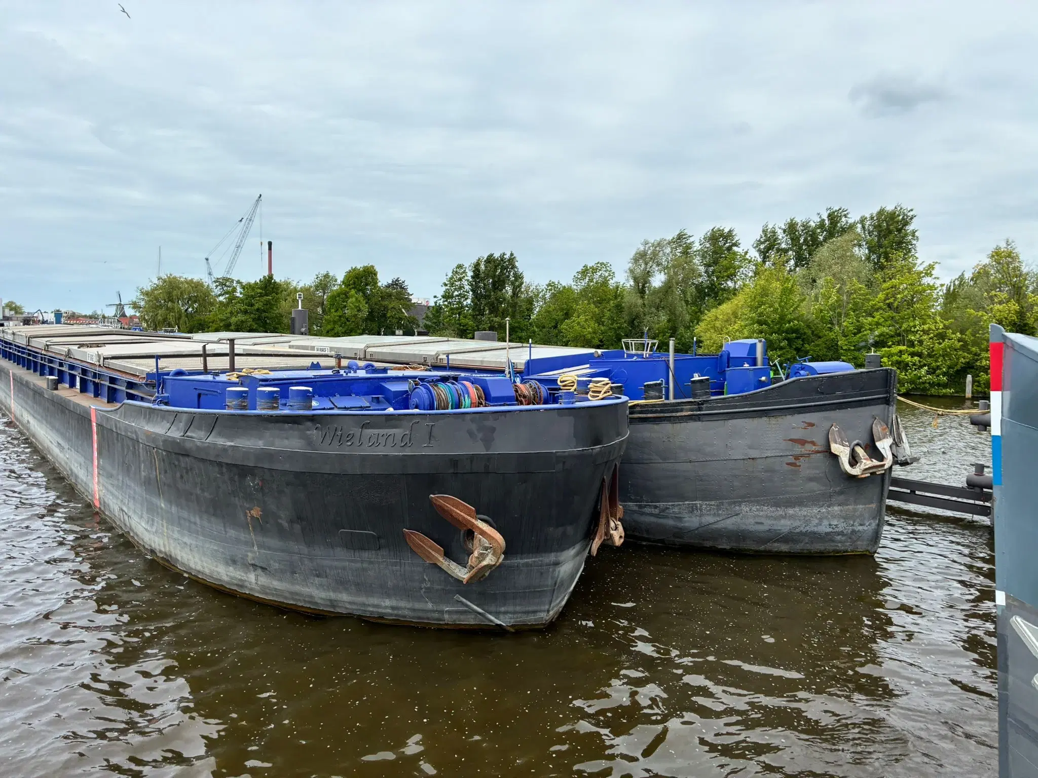 Werkschip bij de kade in het water duwbak