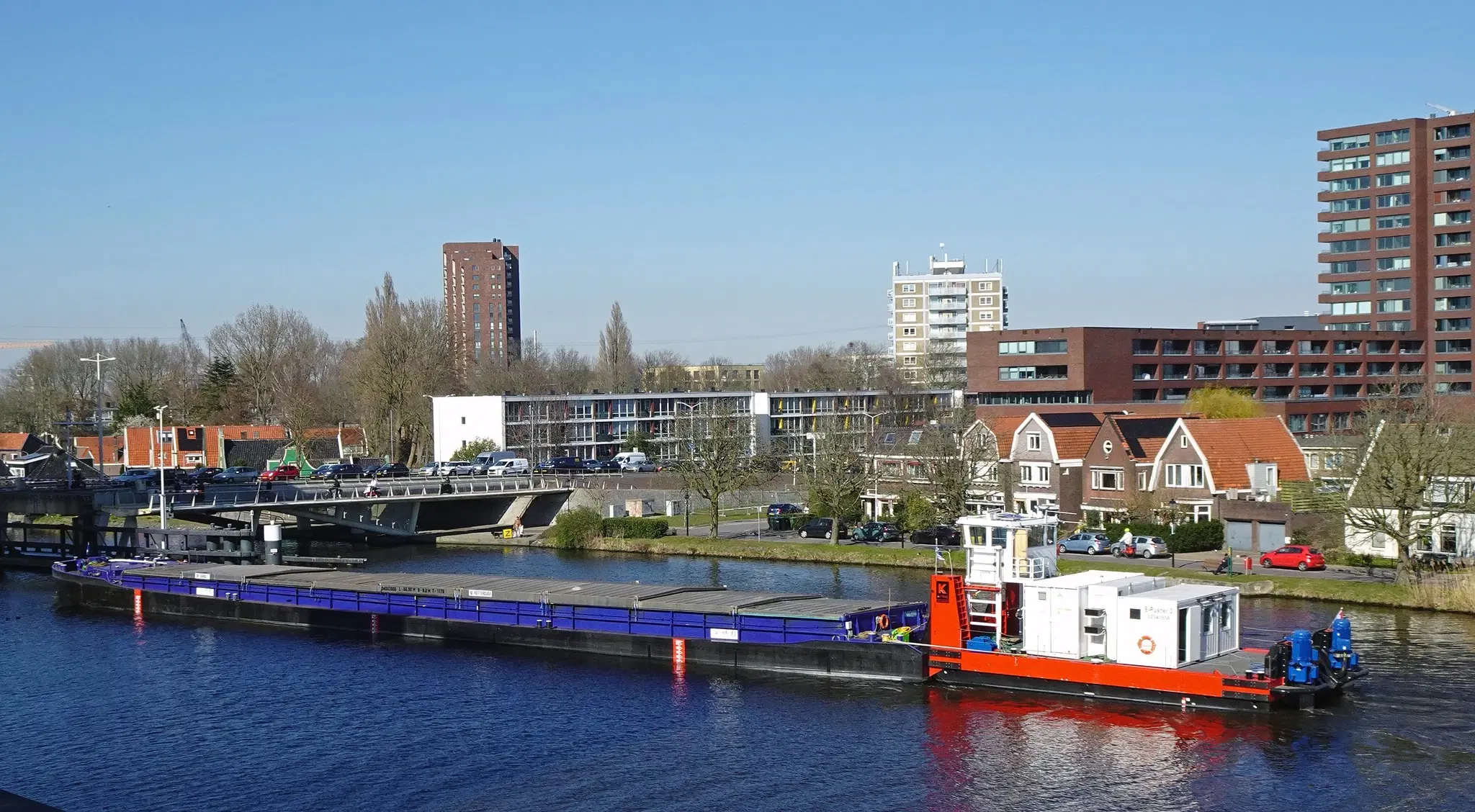 Duwboot op een begin lentedag met heldere kleuren in water