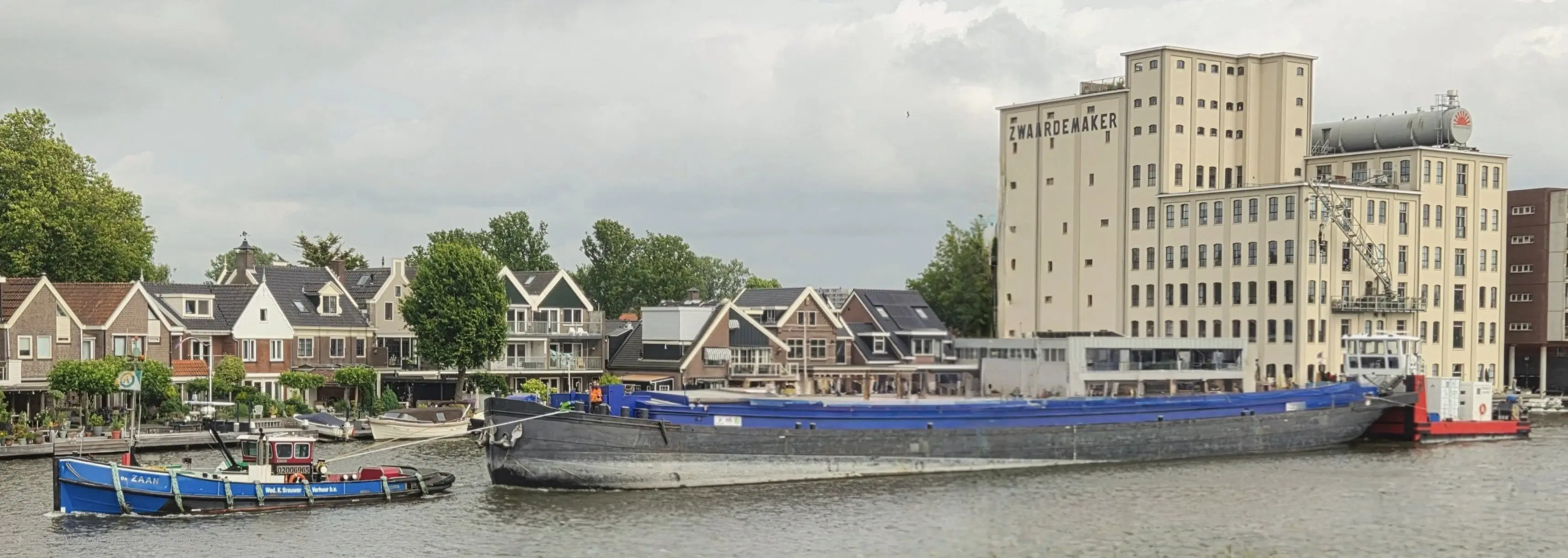 Sleepschip op en bewolkte dag in het water