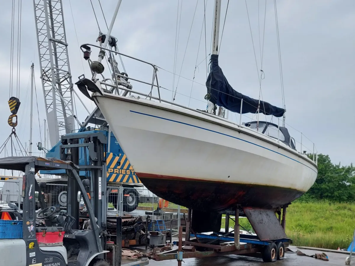 Polyester Sailboat Westerly Discus 33