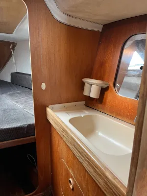 Polyester Sailboat Beneteau First 30 Photo 9