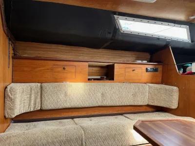 Polyester Sailboat Beneteau First 30 Photo 7
