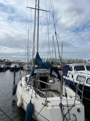 Polyester Sailboat Beneteau First 30 Photo 22