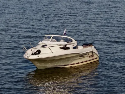 Polyester Bateau de console Quicksilver 540 Cabin Photo 2