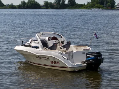 Polyester Bateau de console Quicksilver 540 Cabin Photo 4