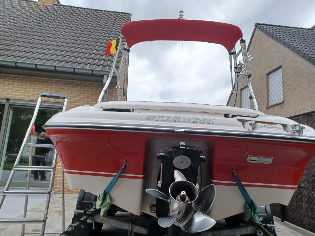 Composite Motorboat Four Winns Horizon 190