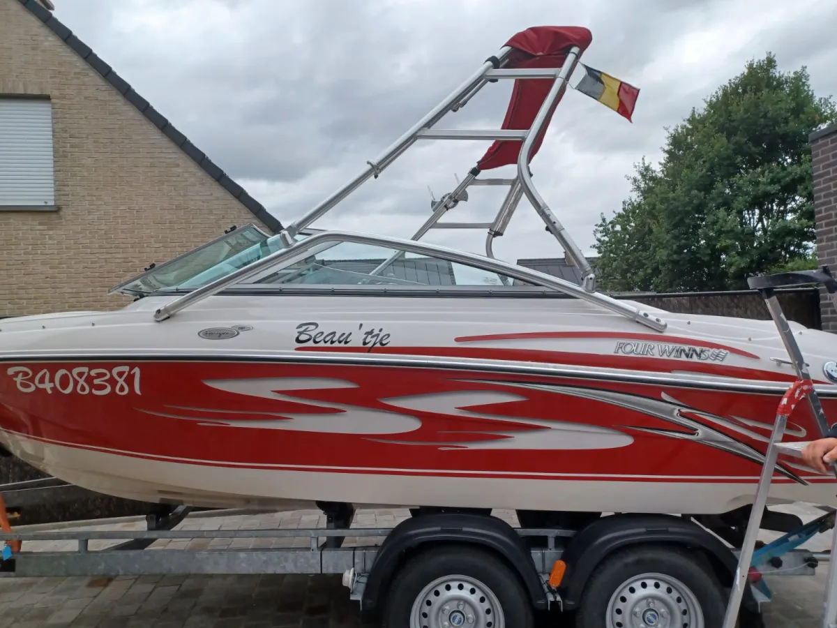 Composite Motorboat Four Winns Horizon 190