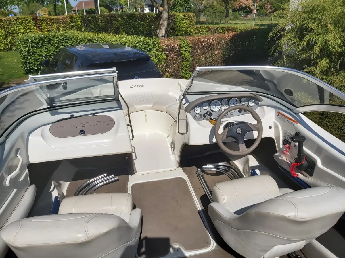 Polyester Speedboat Glastron SX175