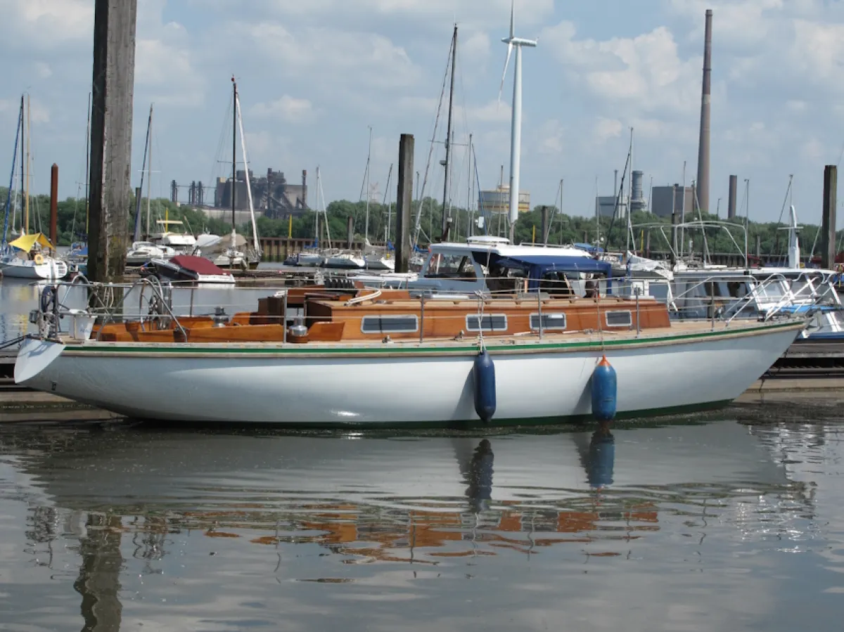 Polyester Sailboat Narval 38