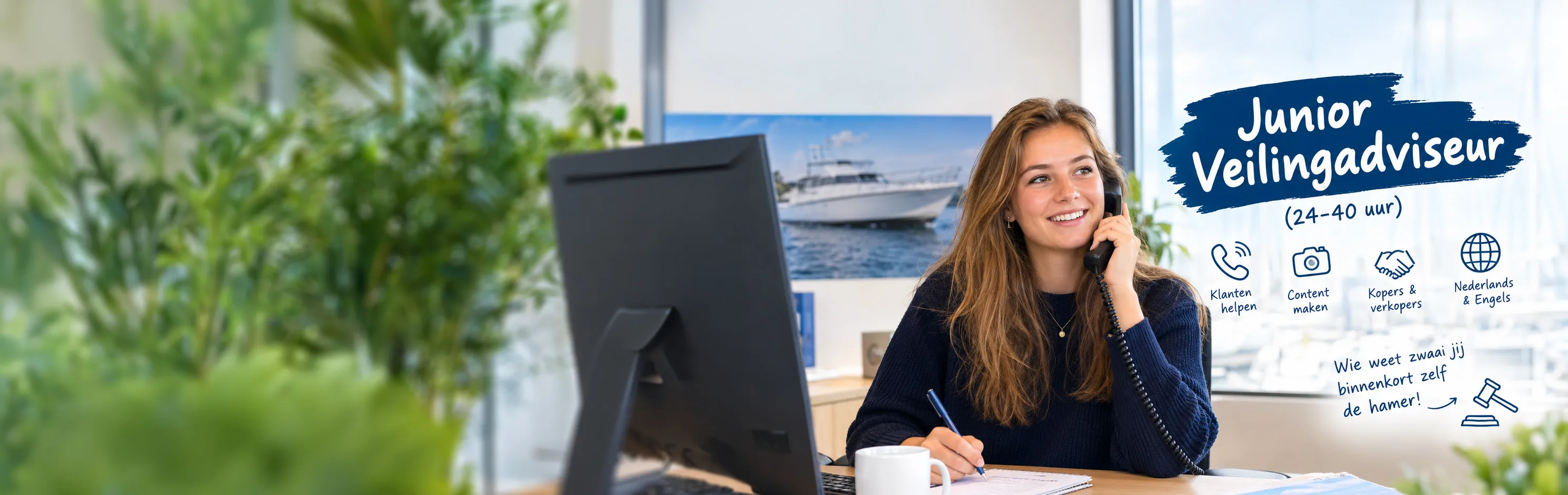 Jonge meid die telefoneert in een nautische omgeving. Met de tekst Junior veiling adviseur