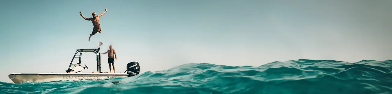 Zeilboten varen door een azuurblauwe zee.