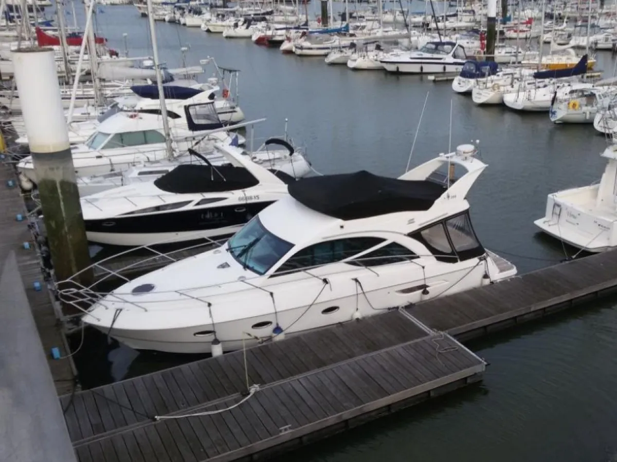 Polyester Bateau à moteur Galeon 390 FLY