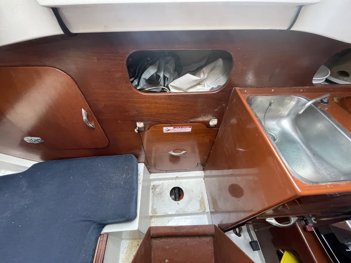 Polyester Sailboat Standfast Loper 27