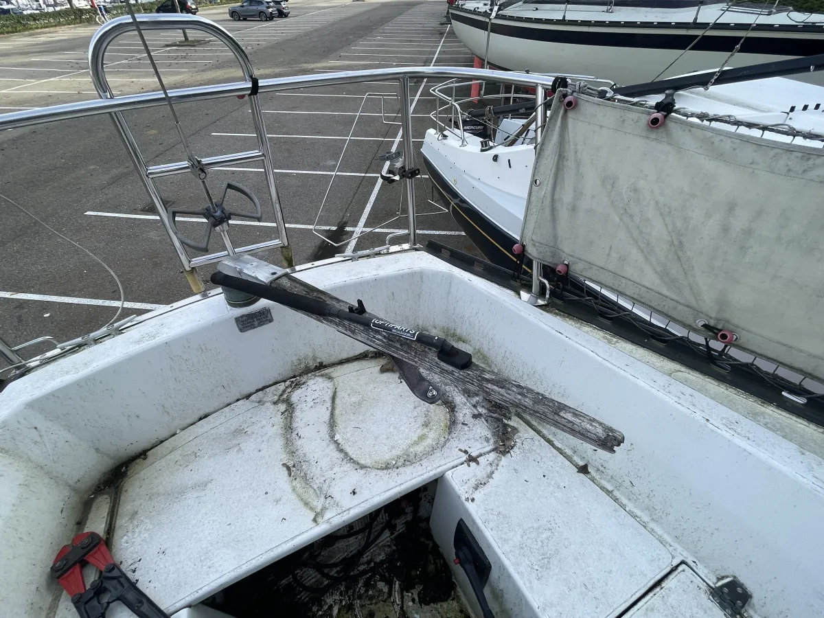 Polyester Sailboat Standfast Loper 27