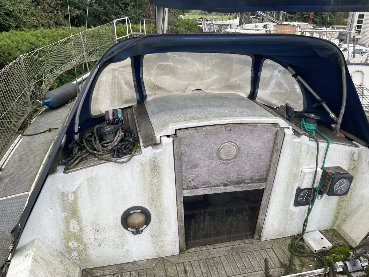 Polyester Sailboat Dufour 2800