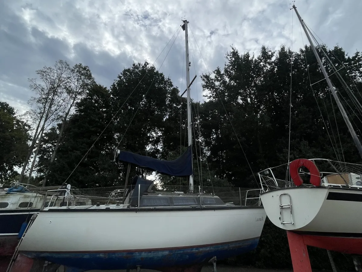 Polyester Sailboat Dufour 2800