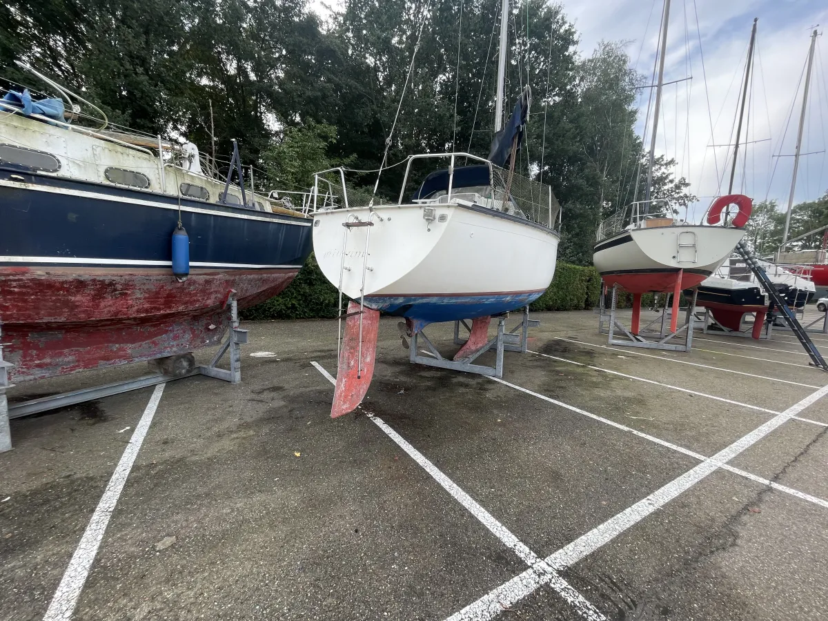 Polyester Sailboat Dufour 2800