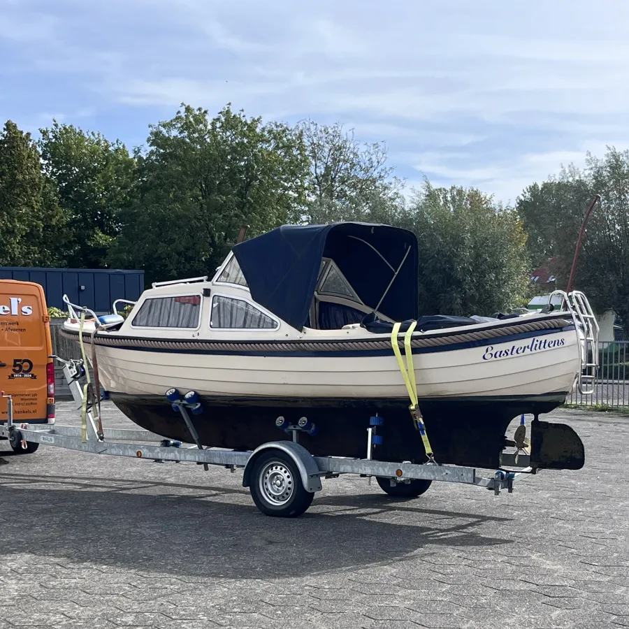 Polyester Bateau à moteur Troll 700