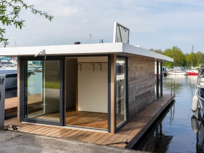 Dock25 Houseboat